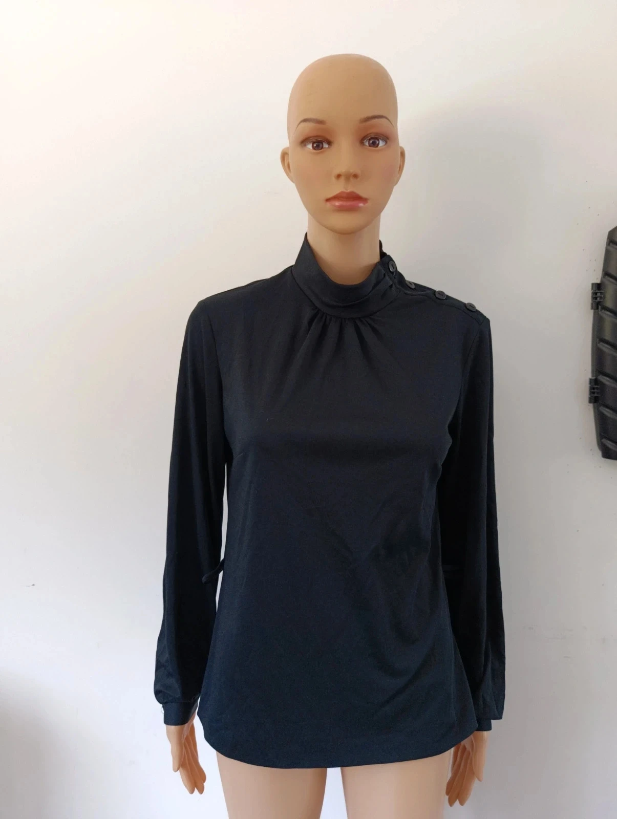 Blusa negra de cuello alto con botones, mangas largas - Talla L – photo 2